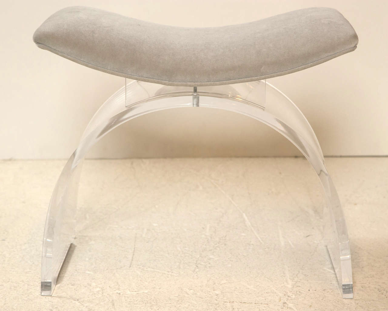 Paar Vintage Lucite Vanity Stools - Bänke neu gepolstert in Taupe Samt 1