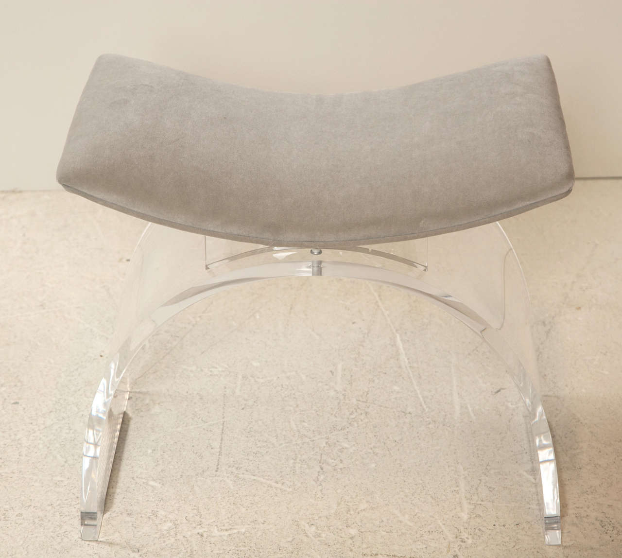 Paar Vintage Lucite Vanity Stools - Bänke neu gepolstert in Taupe Samt 2