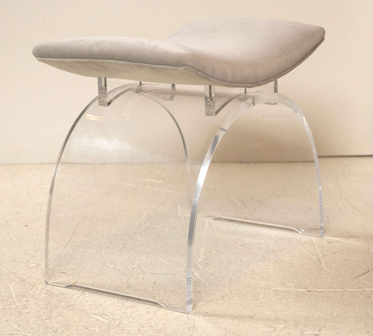 Paar Vintage Lucite Vanity Stools - Bänke neu gepolstert in Taupe Samt 3