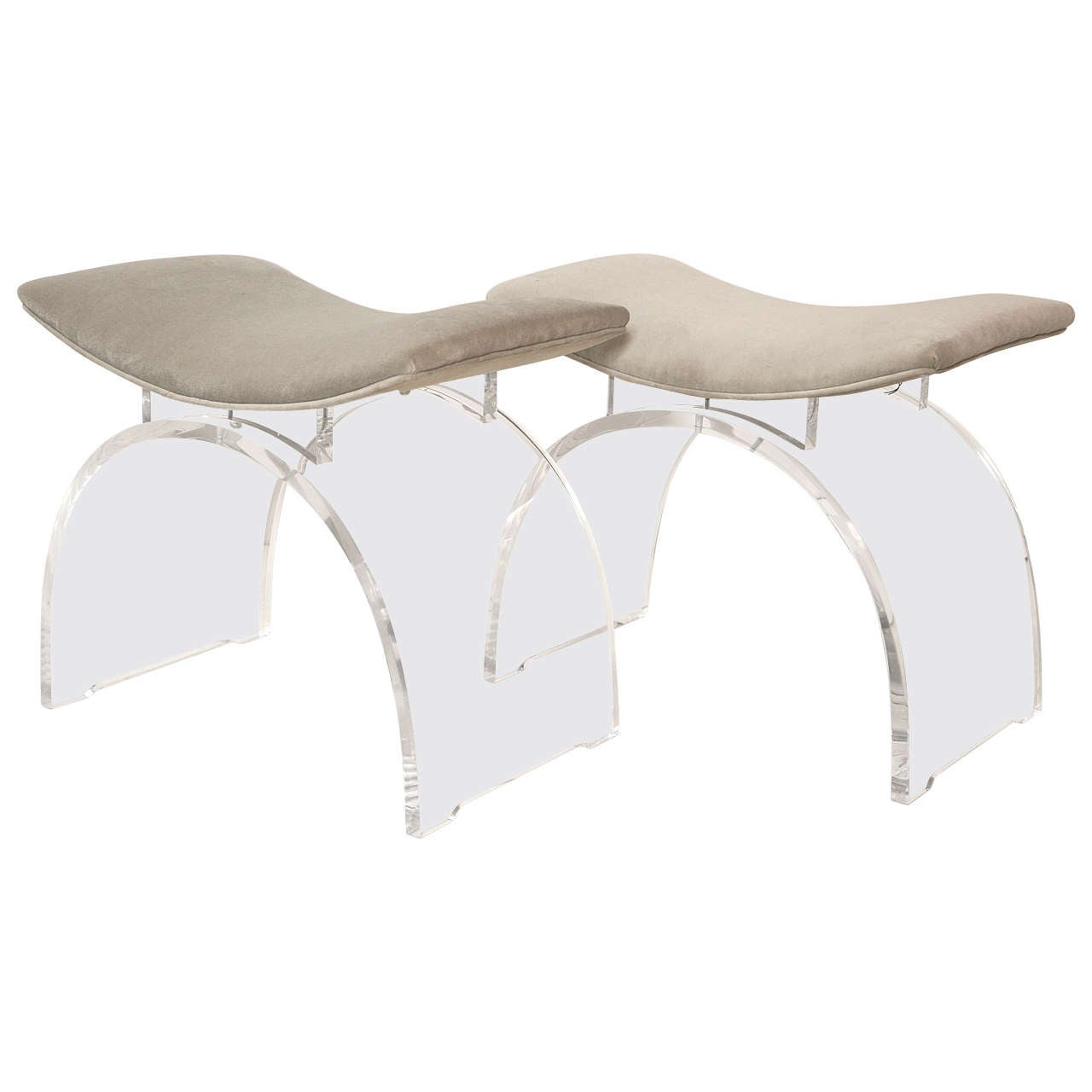 Paar Vintage Lucite Vanity Stools - Bänke neu gepolstert in Taupe Samt