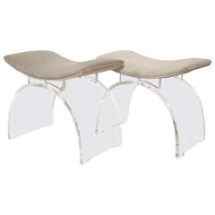Paar Vintage Lucite Vanity Stools - Bänke neu gepolstert in Taupe Samt
