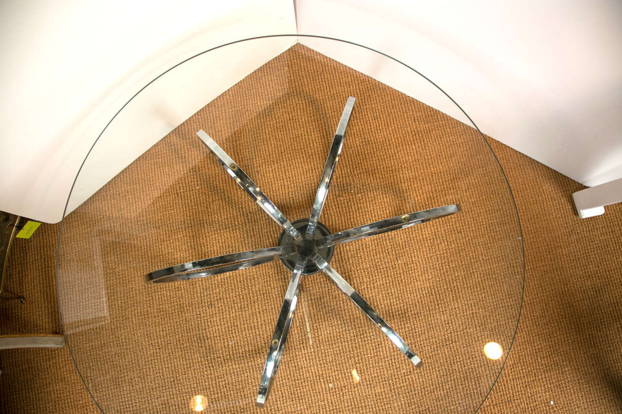 Mid- Century Modern Round Chrome and Glass Coffee Table In Good Condition In Stamford, CT