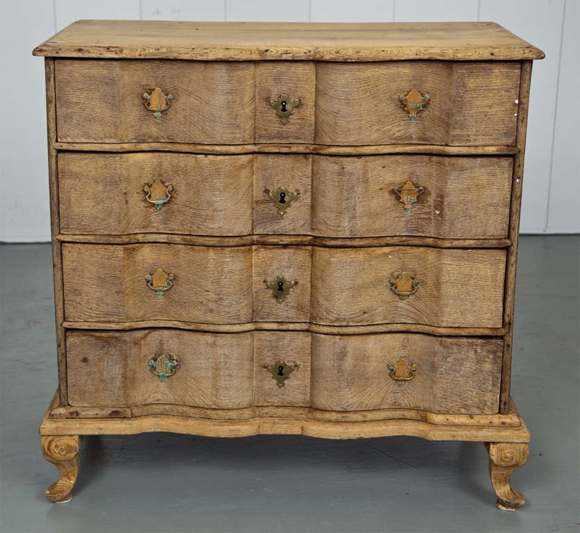 Precious 19th Century Belgian Light Oak Serpentine Commode In Excellent Condition In Mt Kisco, NY