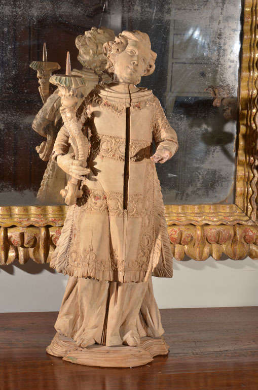 Français Statue de porteur de flambeau en bois sculpté du 18e siècle en vente