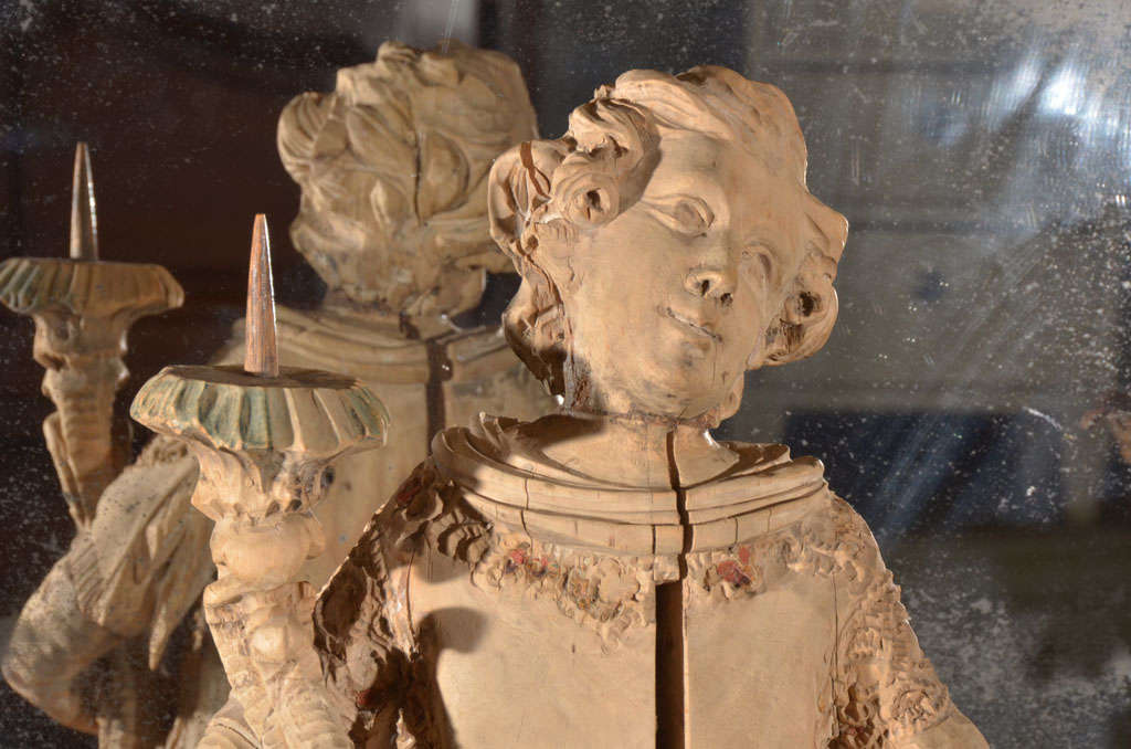 Sculpté Statue de porteur de flambeau en bois sculpté du 18e siècle en vente