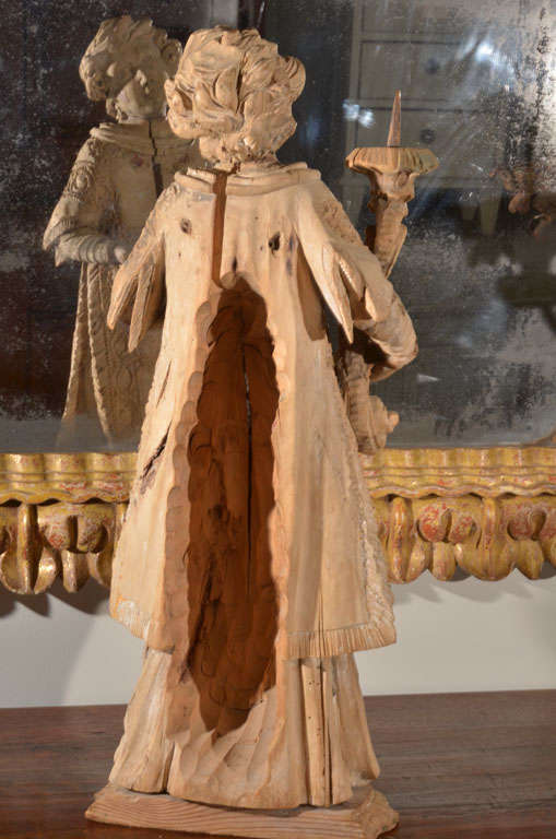 Statue de porteur de flambeau en bois sculpté du 18e siècle en vente 2