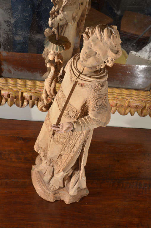 Statue de porteur de flambeau en bois sculpté du 18e siècle en vente 4