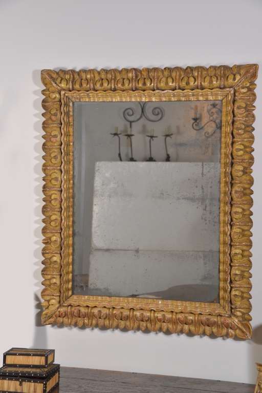 italienischer Spiegel aus geschnitztem Goldholz des 18. Jahrhunderts mit originalem Quecksilberglas.