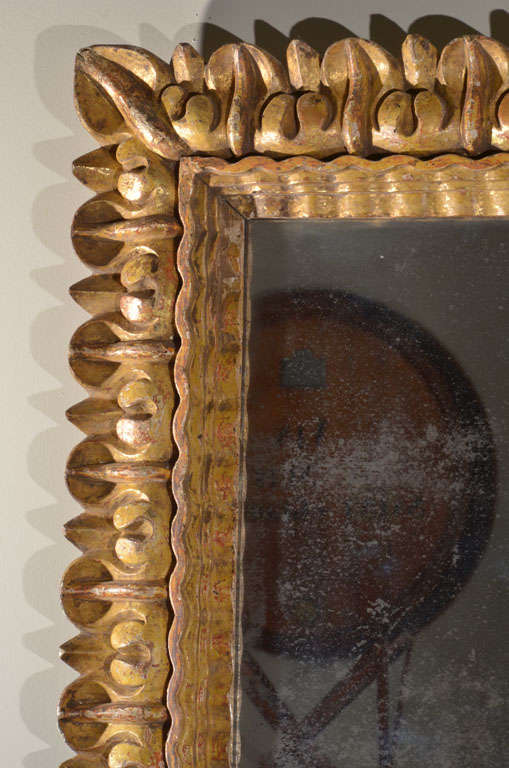 Geschnitzter italienischer Spiegel aus vergoldetem Holz mit Originalglas aus dem 18. Jahrhundert im Angebot 1