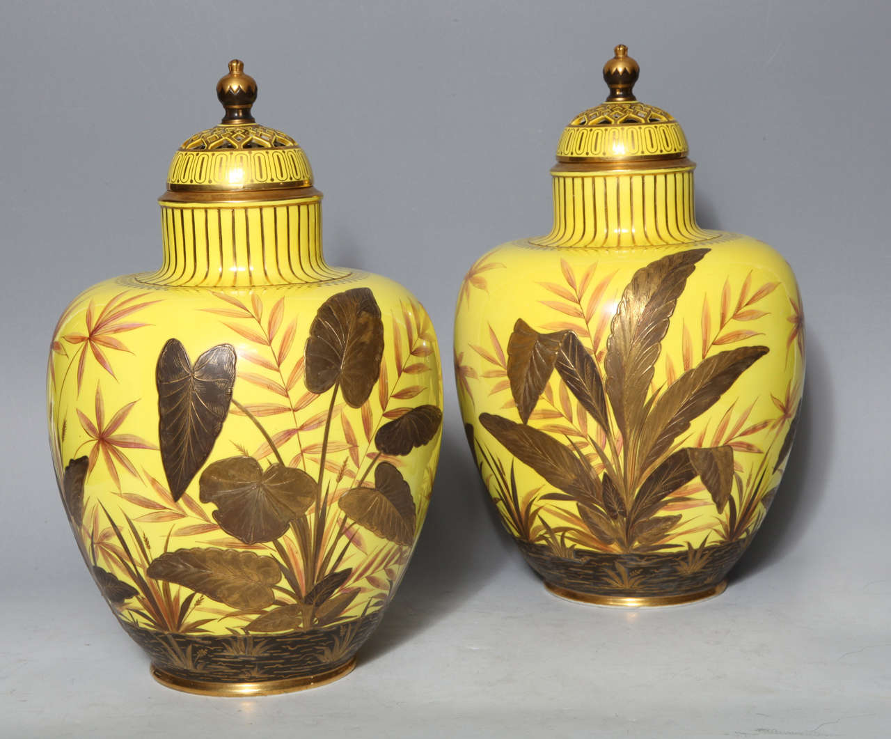 Napoléon III Paire inhabituelle de vases anciens en porcelaine Royal Crown Derby à fond jaune en vente