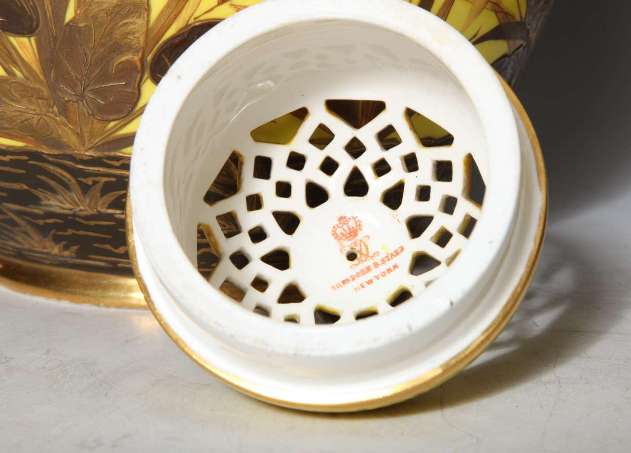 XIXe siècle Paire inhabituelle de vases anciens en porcelaine Royal Crown Derby à fond jaune en vente