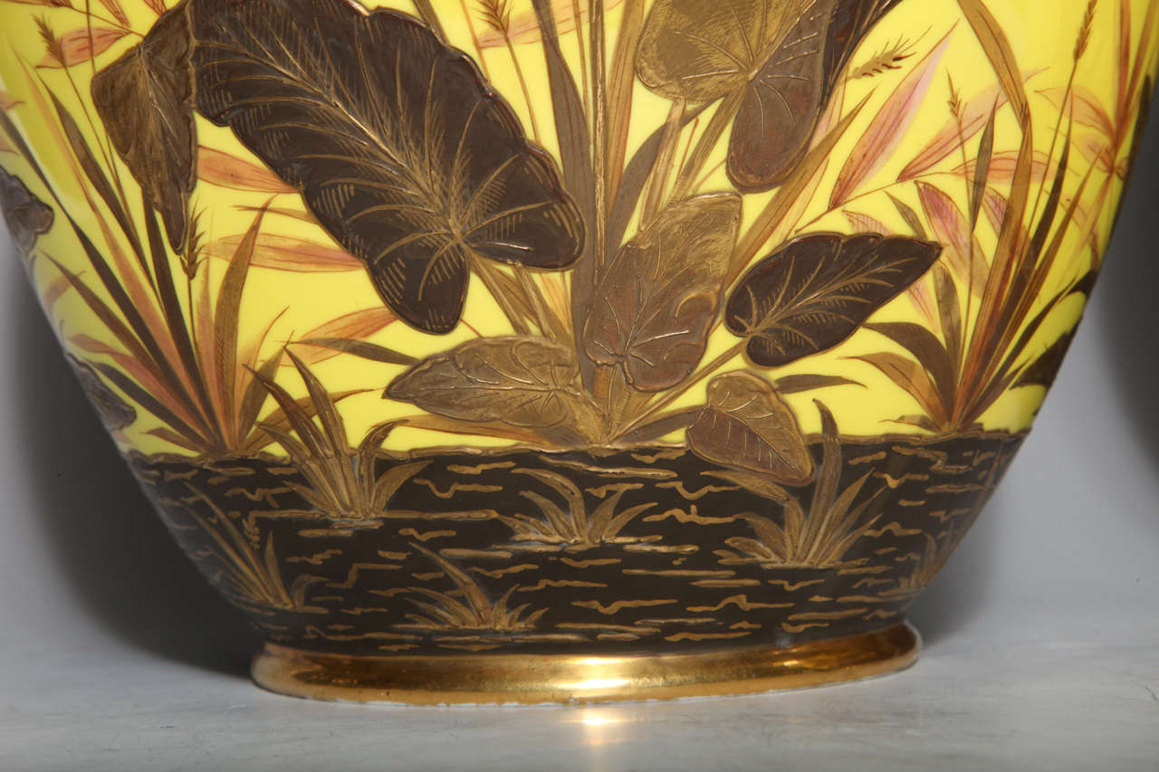 Ein ungewöhnliches Paar antiker Royal Crown Derby-Porzellanvasen mit gelbem Grund im Angebot 2