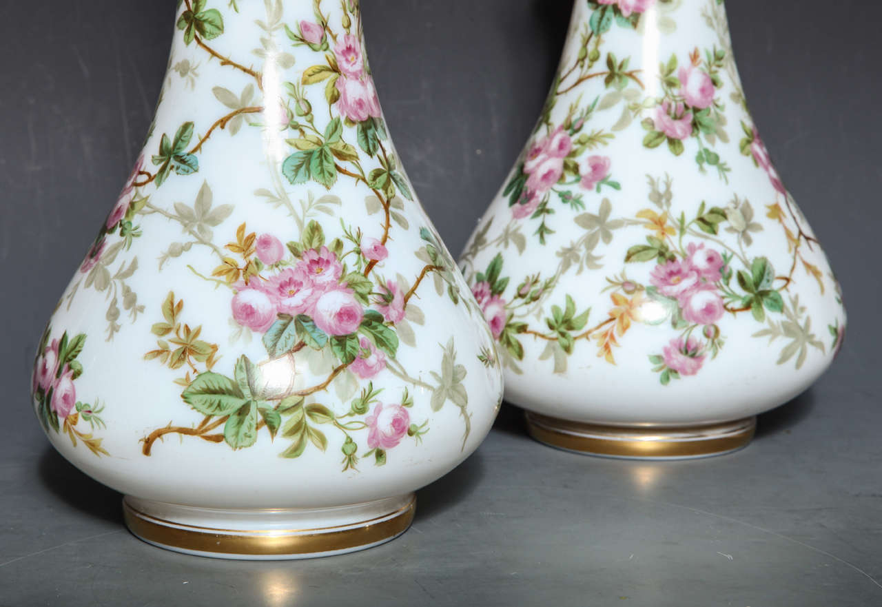 Napoléon III Paire d'anciens vases français en verre opaque blanc en vente