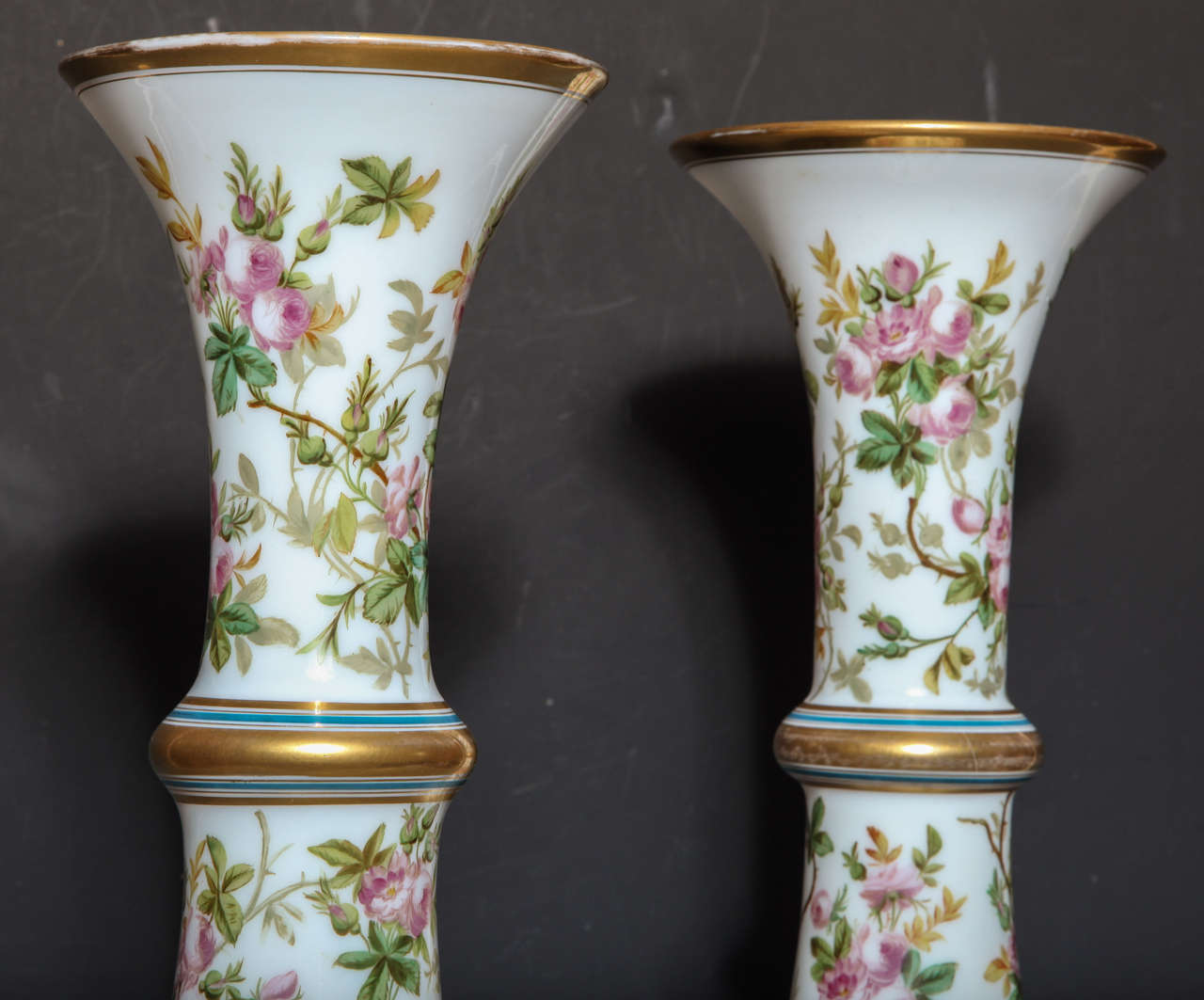 Français Paire d'anciens vases français en verre opaque blanc en vente