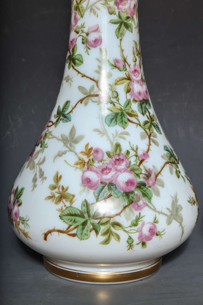 Paire d'anciens vases français en verre opaque blanc Excellent état - En vente à New York, NY
