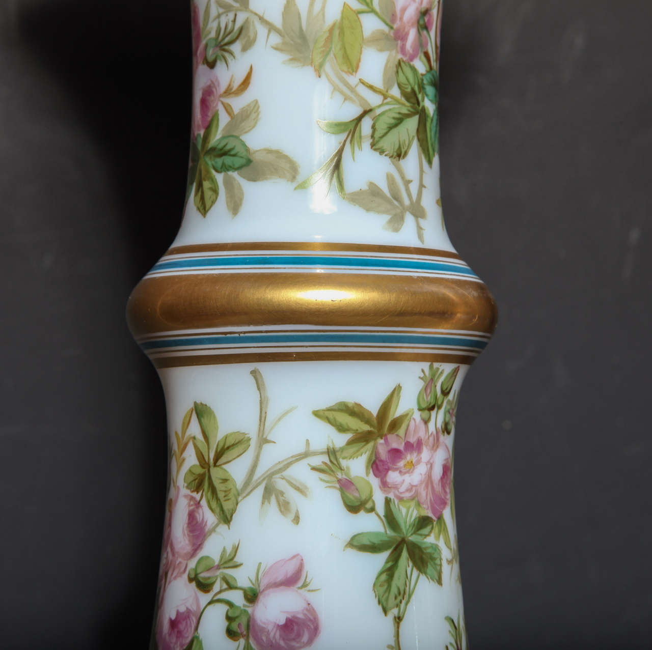 XIXe siècle Paire d'anciens vases français en verre opaque blanc en vente