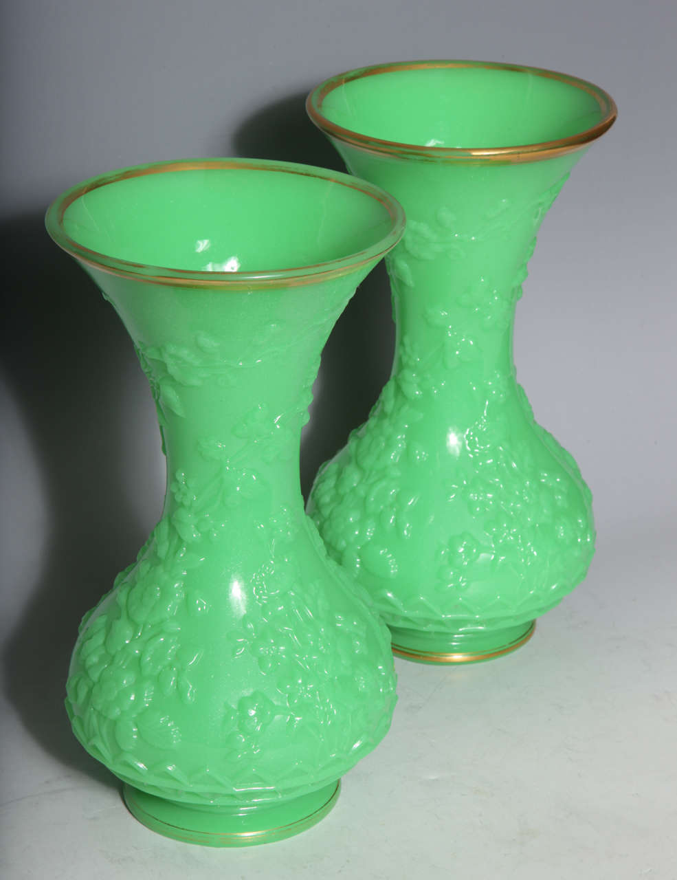 Napoléon III Paire de vases français en verre opalin en forme de balustre attribués à 