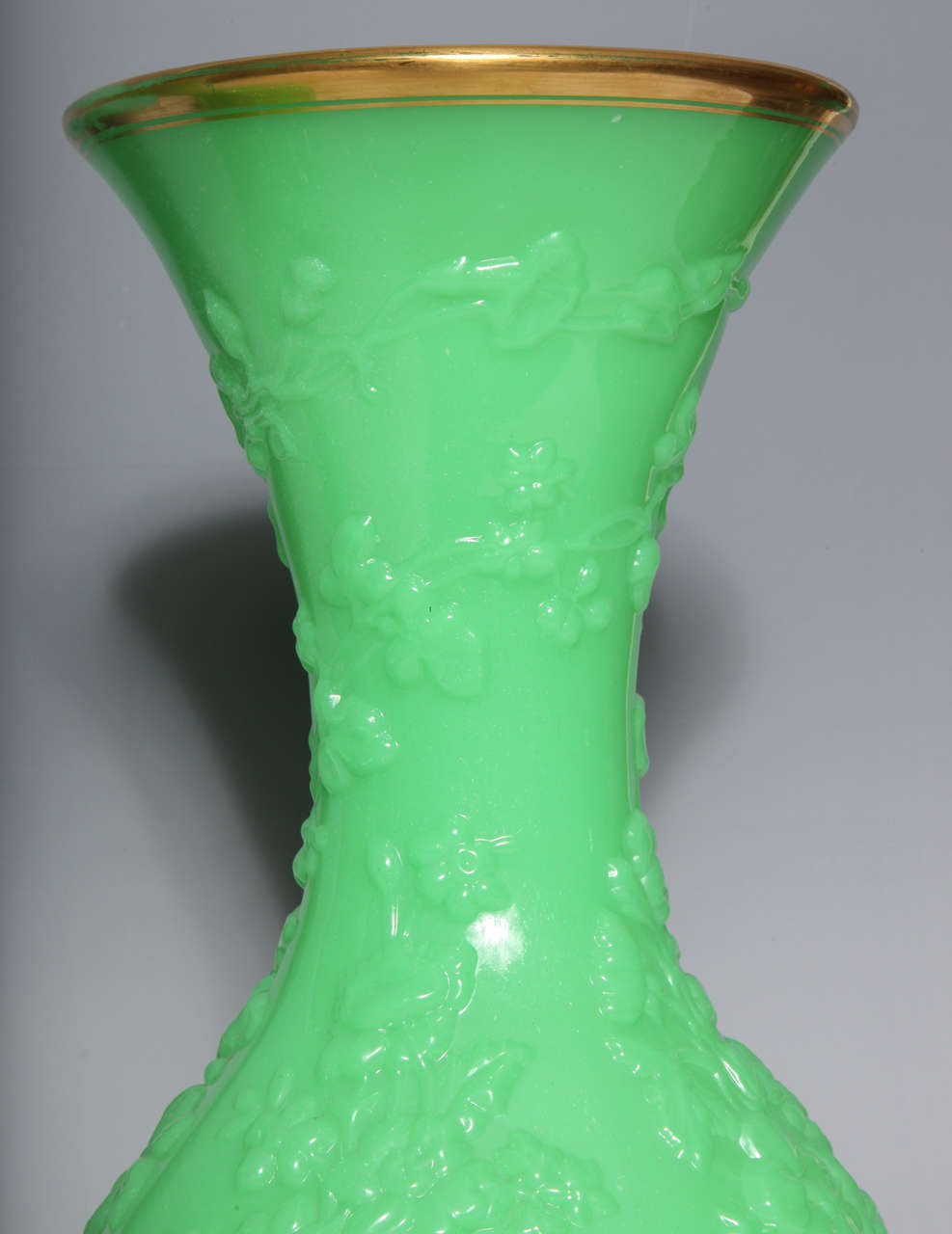 Verre opalin Paire de vases français en verre opalin en forme de balustre attribués à 