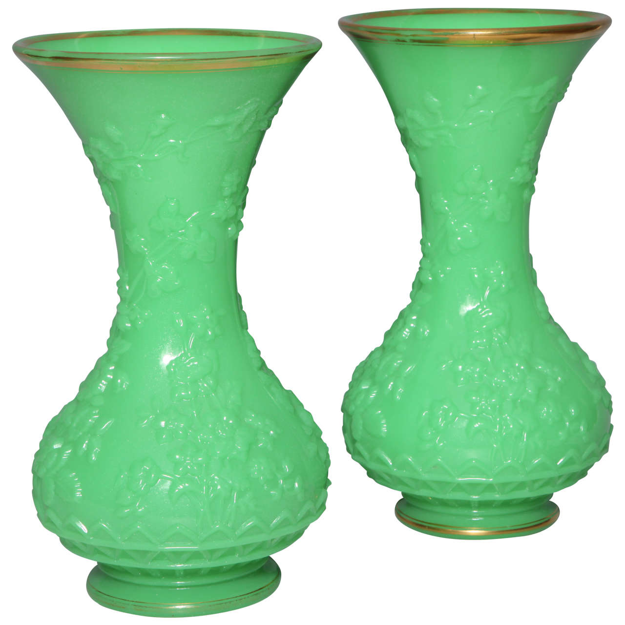 Paire de vases français en verre opalin en forme de balustre attribués à "Baccarat" en vente