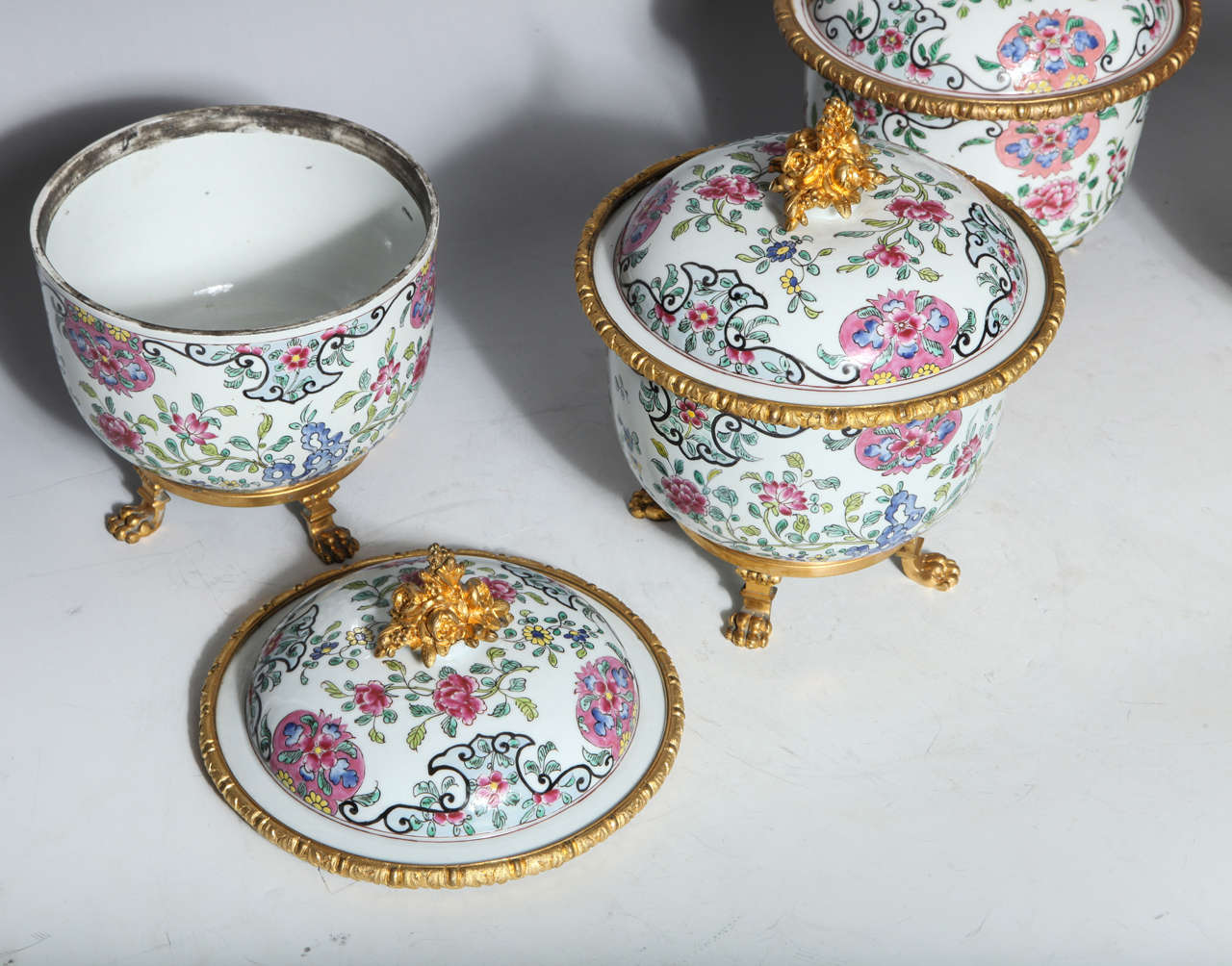 Set of Four Antique Chinese Famille Rose Porcelain Covered Compotes In Excellent Condition In New York, NY