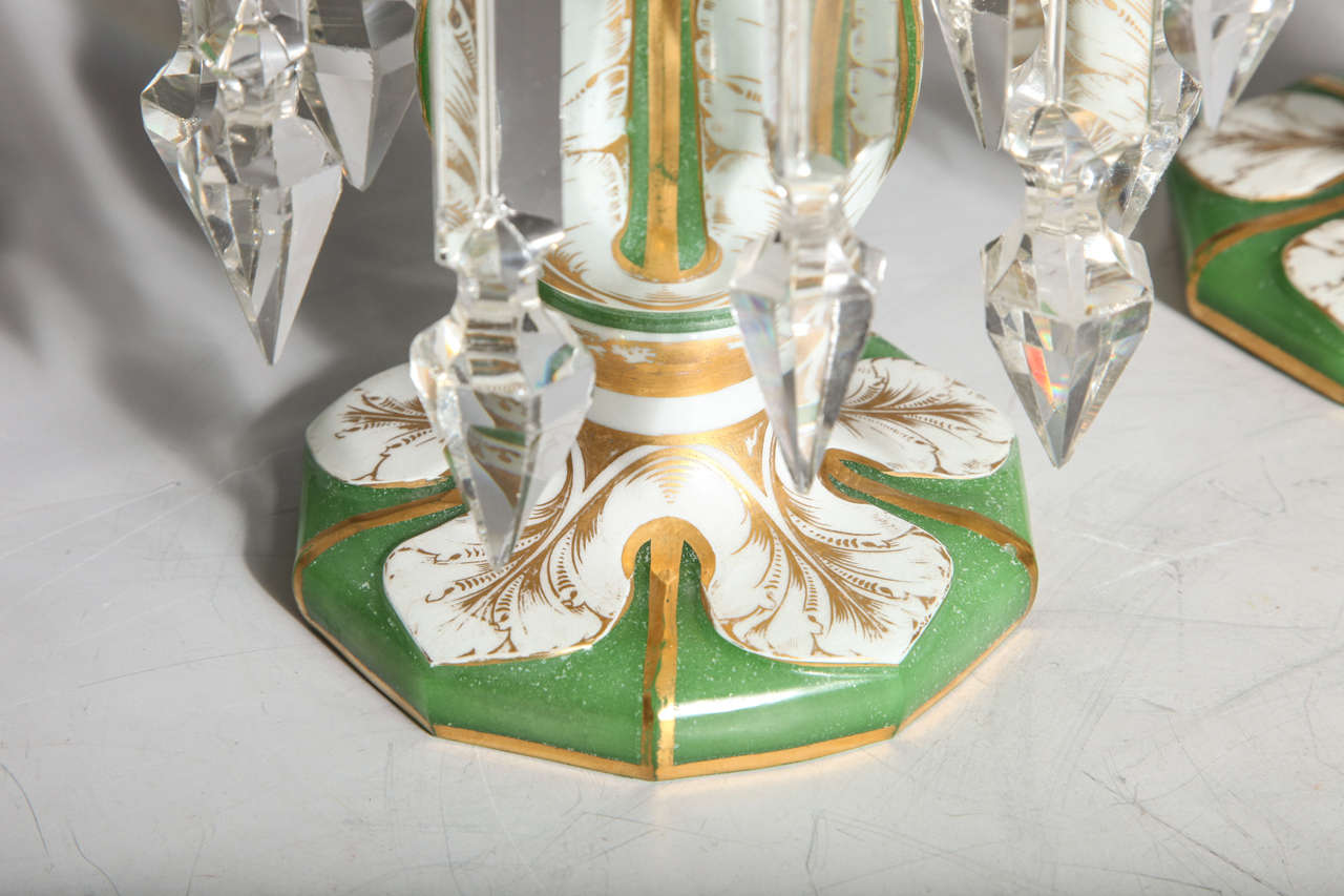 Paire de lustres français anciens en verre opalin de forme « tulipe » à double superposition Bon état - En vente à New York, NY