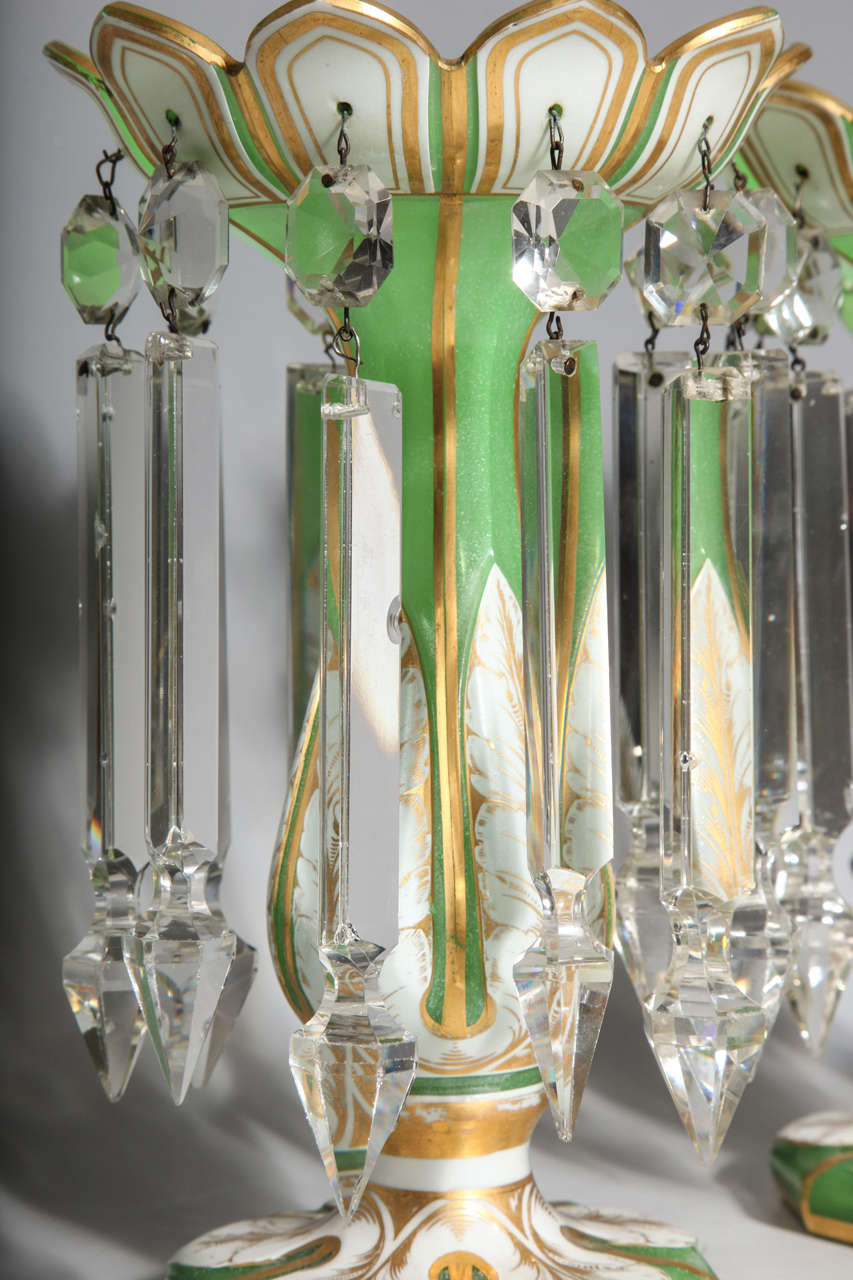 XIXe siècle Paire de lustres français anciens en verre opalin de forme « tulipe » à double superposition en vente