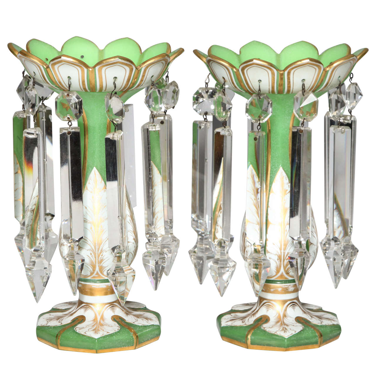 Paar antike französische Opalglaslüster in „Tulip“-Form mit doppelter Überzug in Opalform