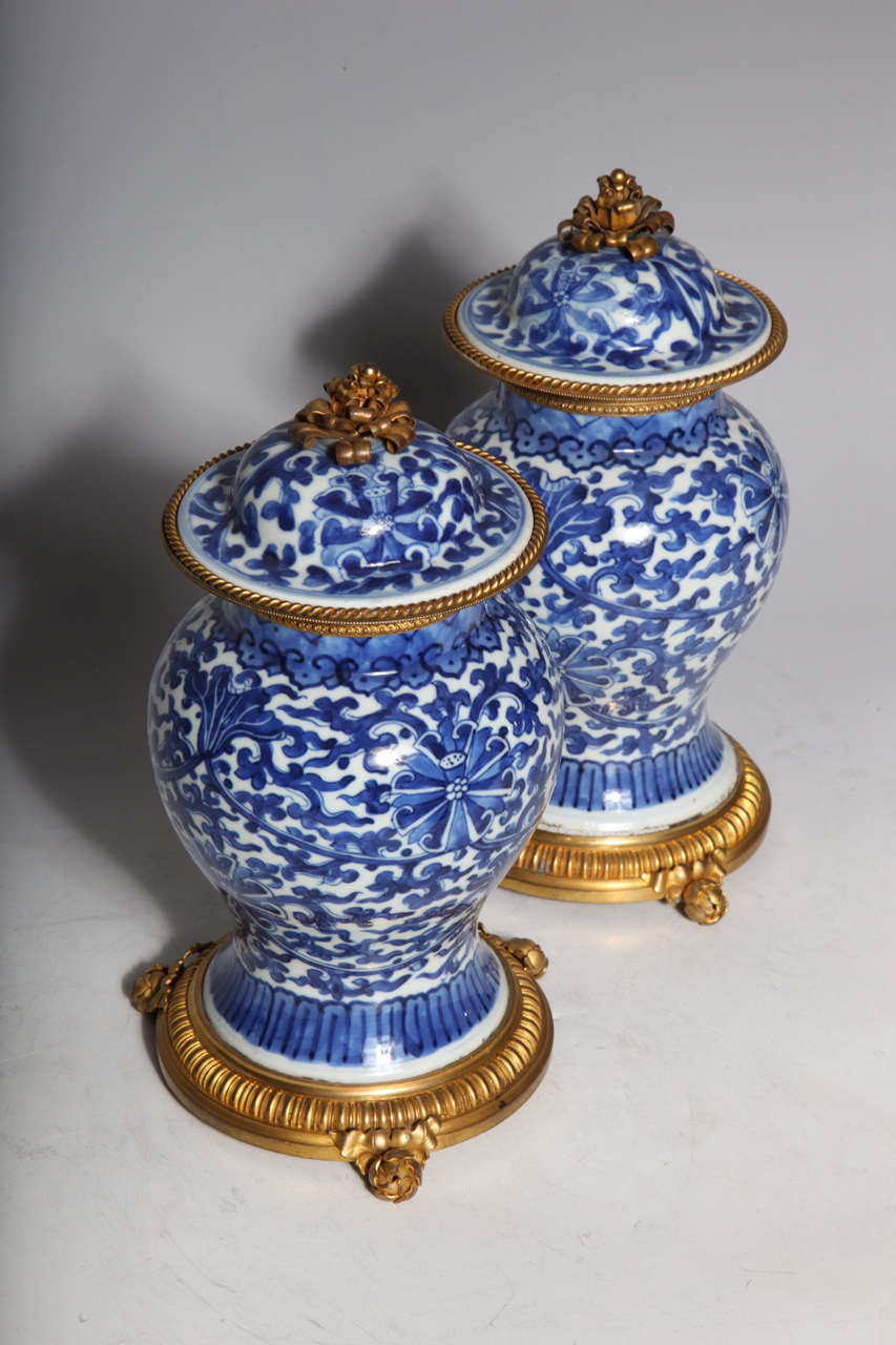 Fine Pair of Antique Chinese Blue and White Porcelain Covered Ginger Jars In Excellent Condition In New York, NY