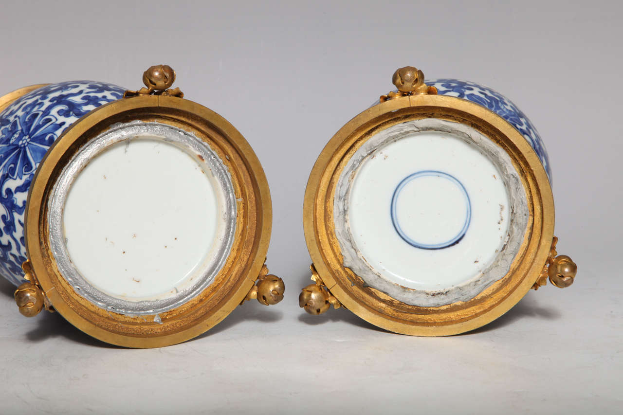 Fine Pair of Antique Chinese Blue and White Porcelain Covered Ginger Jars 1