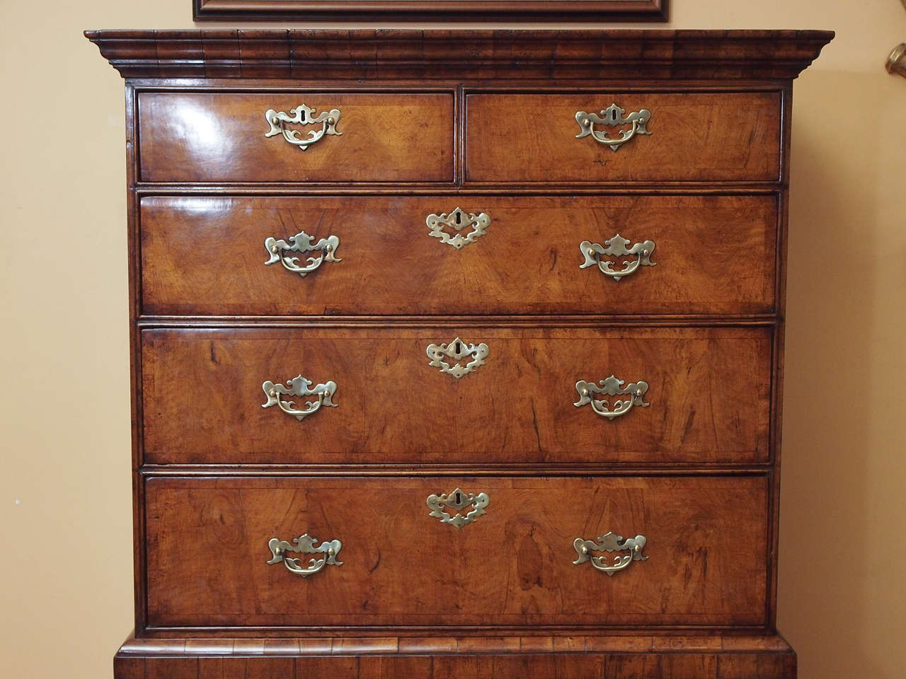 Early 18th century English George I walnut chest-on-chest. In Good Condition In New Orleans, LA