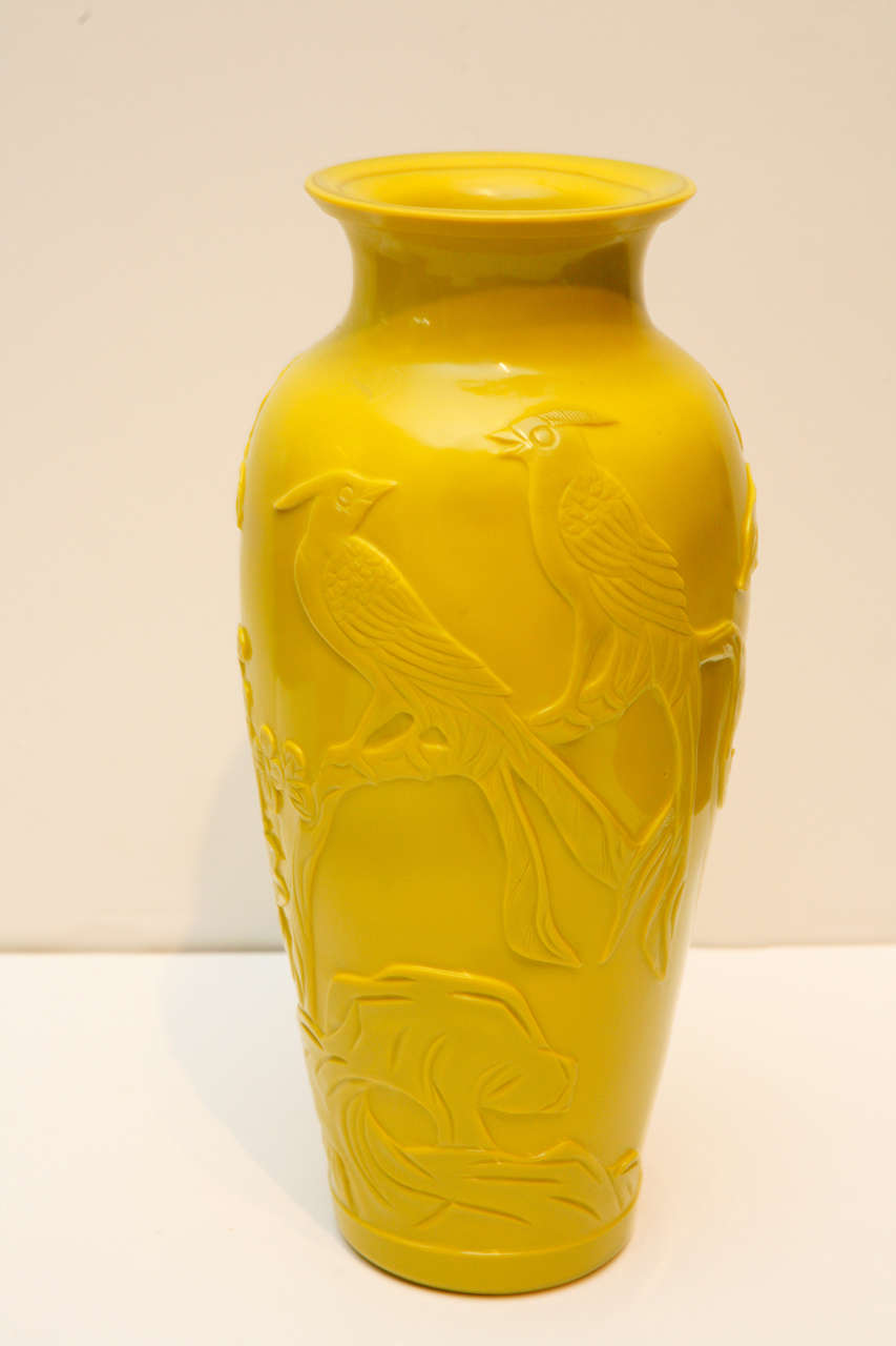 Pair of Yellow Peking Glass Vases In Excellent Condition In Los Angeles, CA