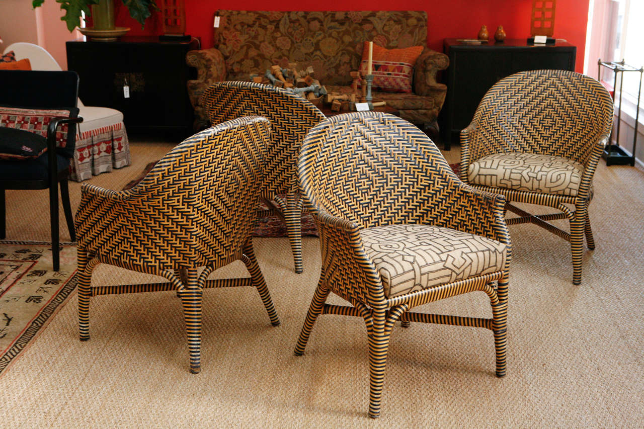 Ensemble de 4 chaises de l'hôtel Santa Barbara, C.C..  Récupéré avec du tissu africain Kuba (raphia de palmier).