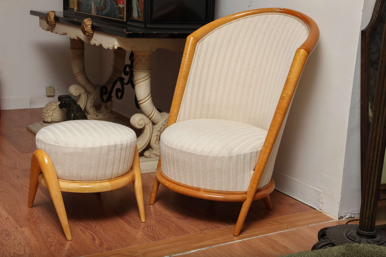 French chauffeuse with ottoman, 1950s, sycamore frame, the circular seat resting on sycamore boomerang legs with cream ribbed fabric upholstery.