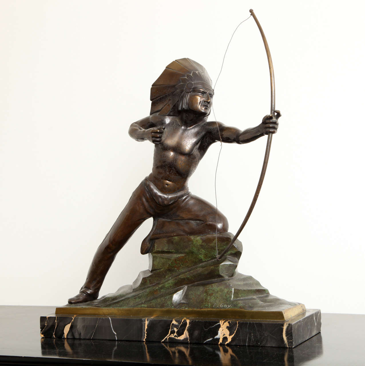 E. Guy, Arciere americano-indiano, bronzo patinato scuro su base di marmo portoro, circa 1940, H. 15,7