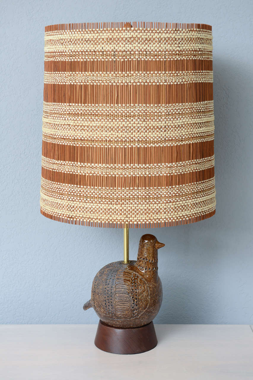 The picked-out details of this whimsical Italian ceramic partridge lamp designed by Aldo Londi for Bitossi are highlighted by both matte and shiny glazes. Brass fittings on walnut base. Shade not included.