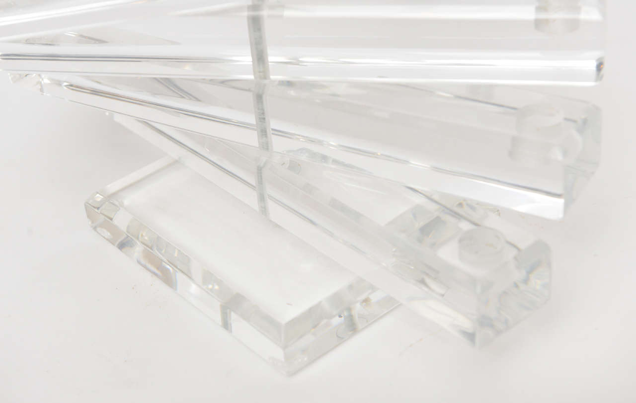 Skulpturaler 12-Licht-Kandelaber „Spiral Staircase“ aus Lucite im Springer-Stil (amerikanisch) im Angebot