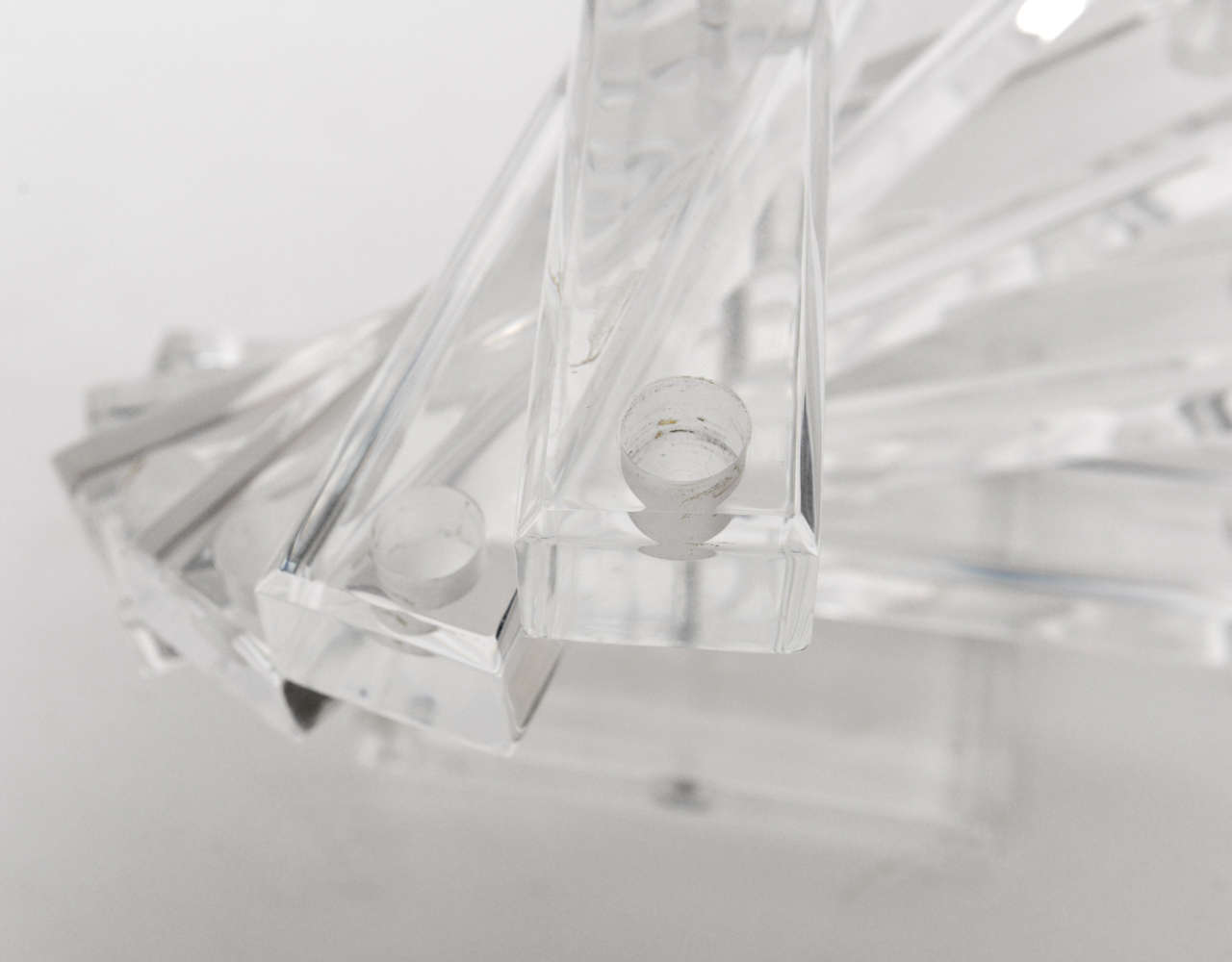 Skulpturaler 12-Licht-Kandelaber „Spiral Staircase“ aus Lucite im Springer-Stil im Zustand „Gut“ im Angebot in North Miami, FL