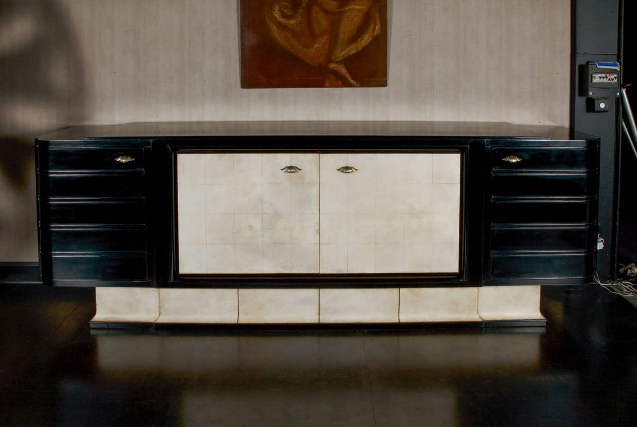 Wood and Parchment Italian Enfilade Buffet in the Style of Osvaldo Borsani For Sale 4