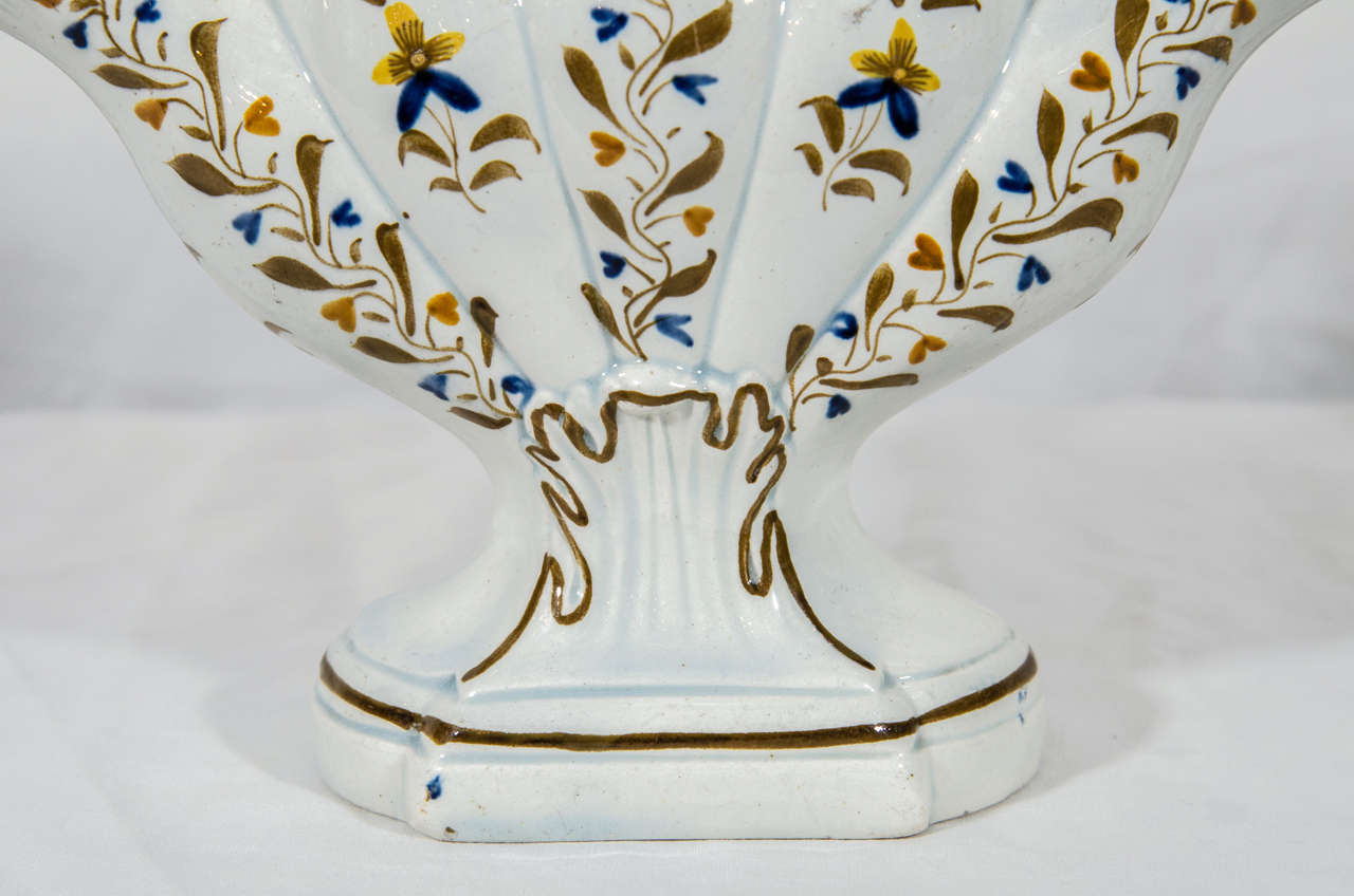 Antike Pearlware Töpferei Fünf Finger Tulipiere Vase (Englisch)