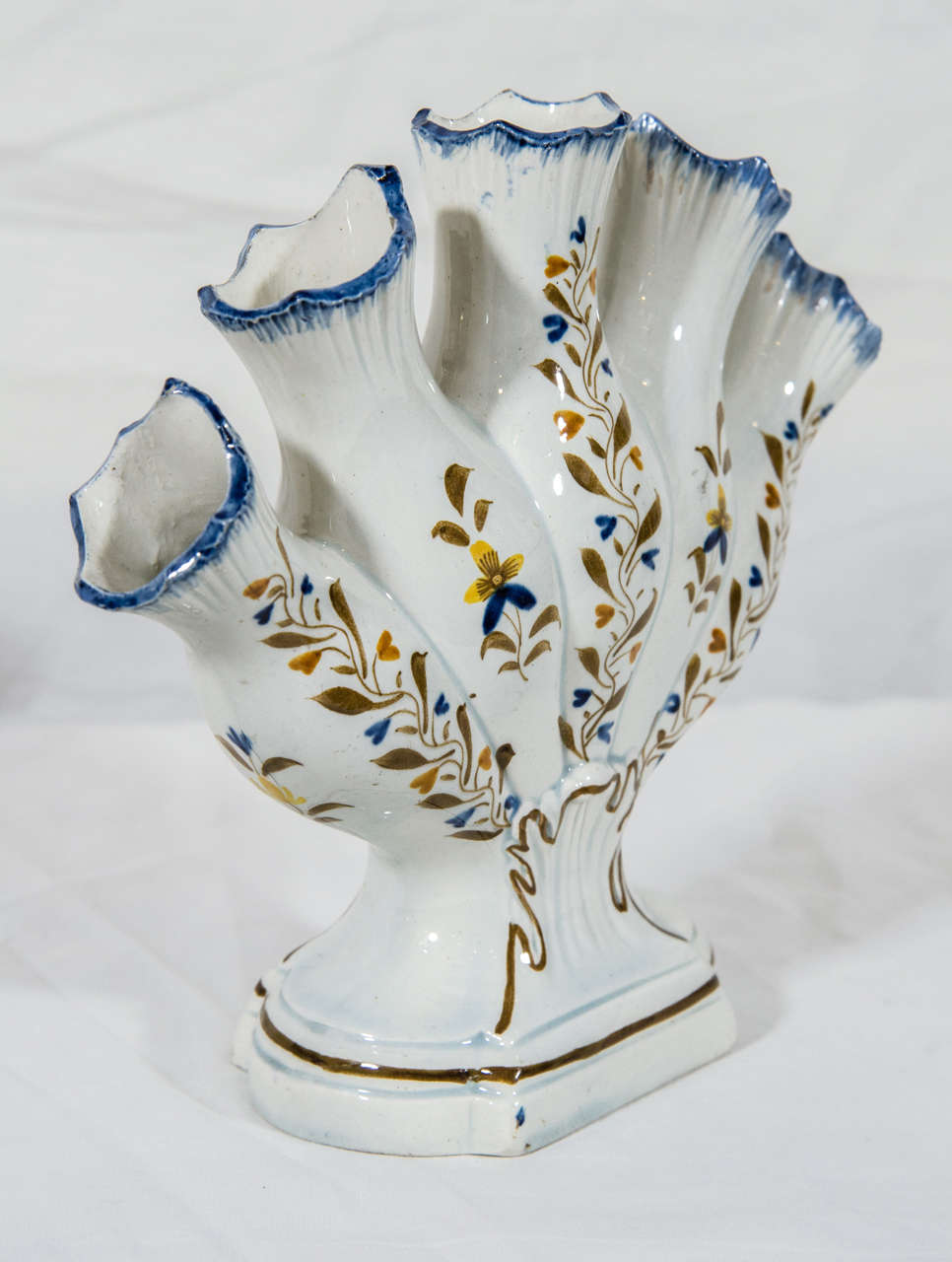 Antike Pearlware Töpferei Fünf Finger Tulipiere Vase im Zustand „Hervorragend“ in Katonah, NY
