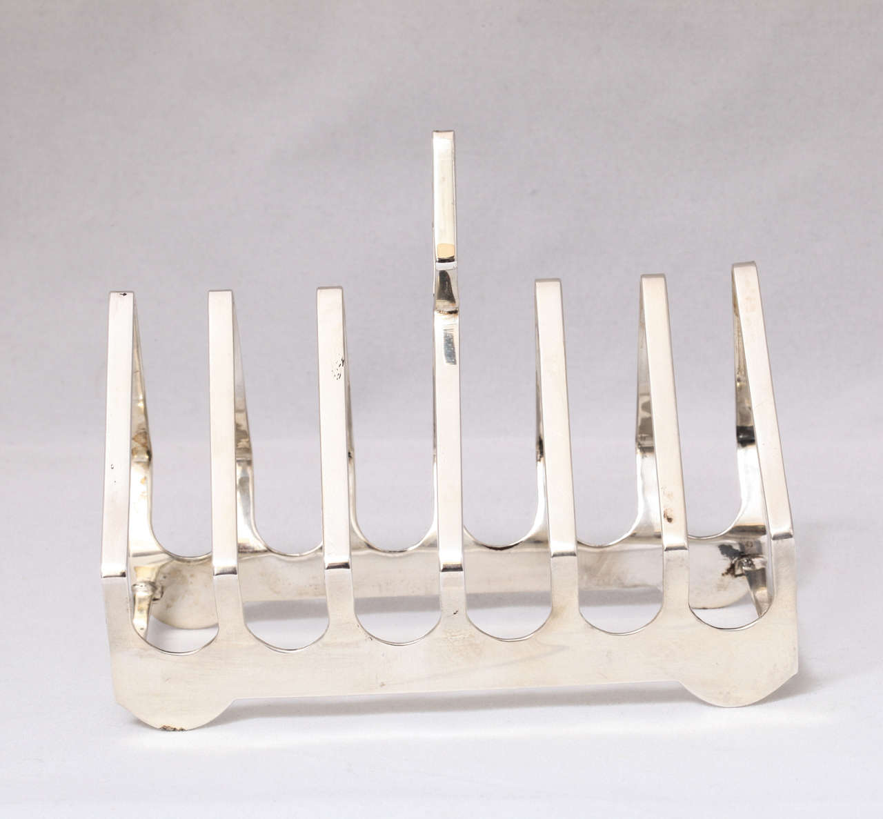 Art Deco Sterling Silver Toast Rack by Elkington In Excellent Condition In New York, NY