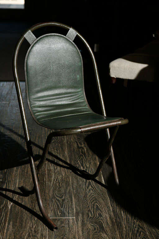 Paire de chaises anglaises uniques à dossier en arc de cercle en métal des années 1940 en vente 3