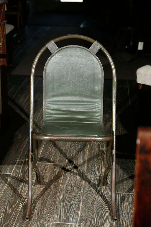 Industriel Paire de chaises anglaises uniques à dossier en arc de cercle en métal des années 1940 en vente