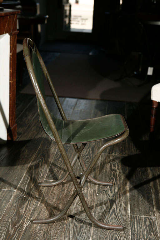 Paire de chaises anglaises uniques à dossier en arc de cercle en métal des années 1940 Bon état - En vente à Los Angeles, CA