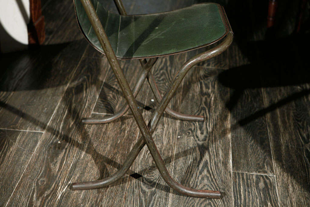 Milieu du XXe siècle Paire de chaises anglaises uniques à dossier en arc de cercle en métal des années 1940 en vente