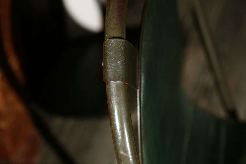 Acier Paire de chaises anglaises uniques à dossier en arc de cercle en métal des années 1940 en vente