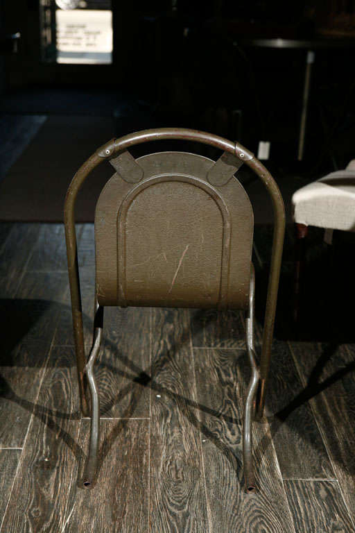 Paire de chaises anglaises uniques à dossier en arc de cercle en métal des années 1940 en vente 1