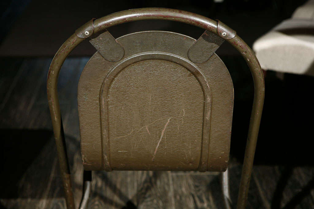 Paire de chaises anglaises uniques à dossier en arc de cercle en métal des années 1940 en vente 2
