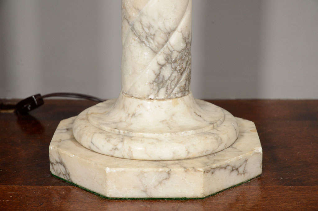Lampe à colonne en marbre du XIXe siècle en vente 1