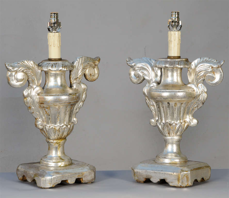italien Paire de lampes-urnes en argent doré du 19ème siècle avec base en forme de seau en vente